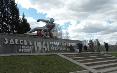 В ходе Всероссийского субботника представители воинских частей благоустроили территорию у памятника ополченцам-бауманцам