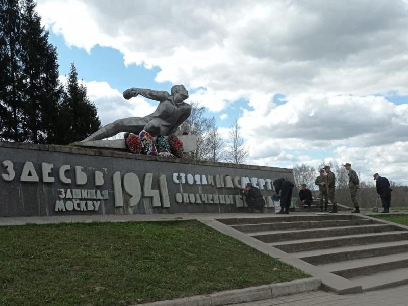 В ходе Всероссийского субботника представители воинских частей благоустроили территорию у памятника ополченцам-бауманцам