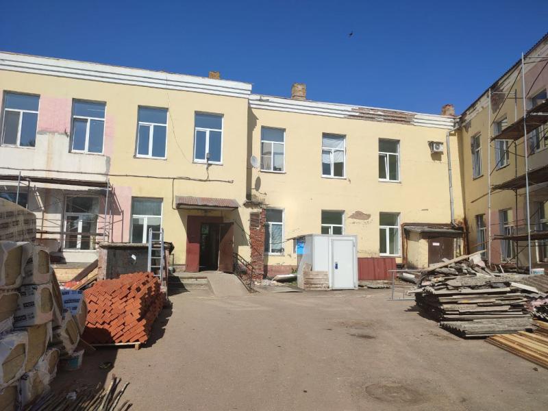 В Вязьме начался ремонт фасада и кровли хирургического отделения Вяземской ЦРБ