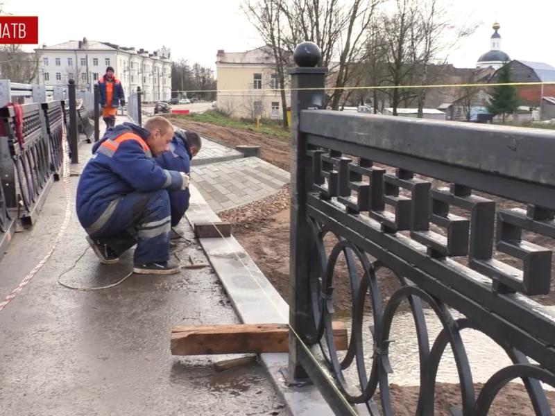 На новом Фроловском мосту Вязьмы устанавливают долгожданные постоянные перильные ограждения